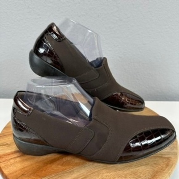 2013 Clarks Brown Leather Upper Slip On Loafers Comfort Walking Shoes Womens 9M - Picture 1 of 10